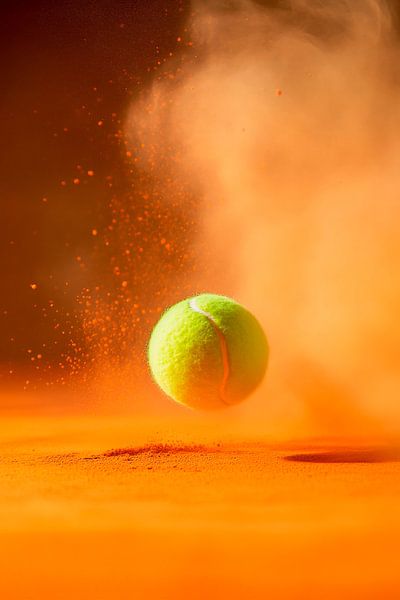 Tennisball springt im Staubfeld