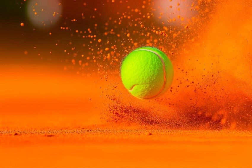 Tennisball springt über Sandplatz