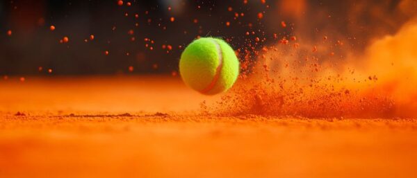 Tennisball springt über Sandplatz