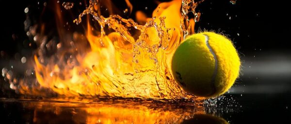 Tennisball trifft Wasser und Feuer