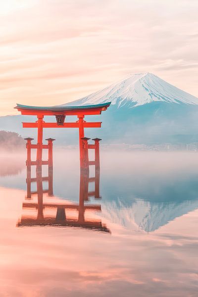 Torii und Fuji im Morgennebel