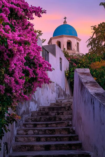 Treppenweg mit blühenden Bougainvillea