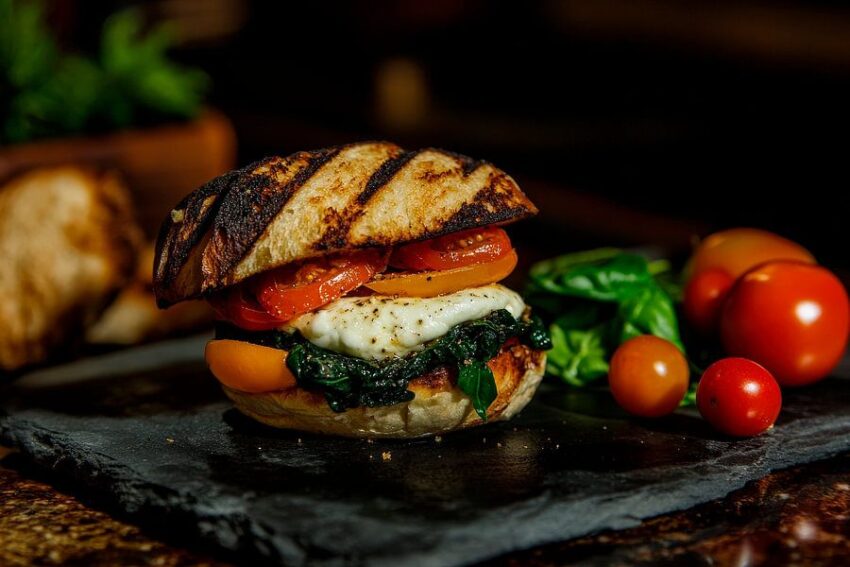 Vegetarischer Burger mit bunten Tomaten