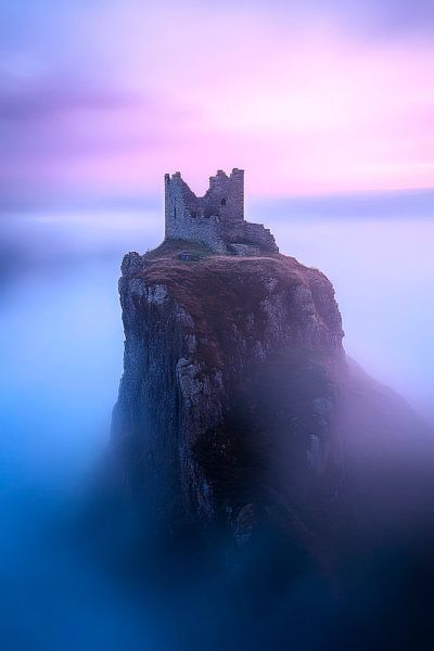 Verfallene Burgruine im Nebel