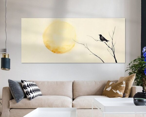 Vogel am Ast vor goldenem Mond