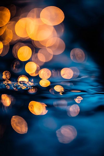 Wasseroberfläche mit leuchtenden Bokeh