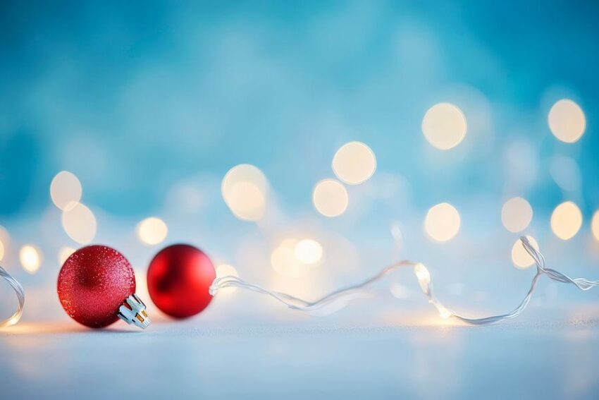 Weihnachtliche Dekoration mit Lichtern
