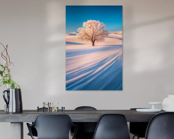 Winterlandschaft mit frostigem Baum