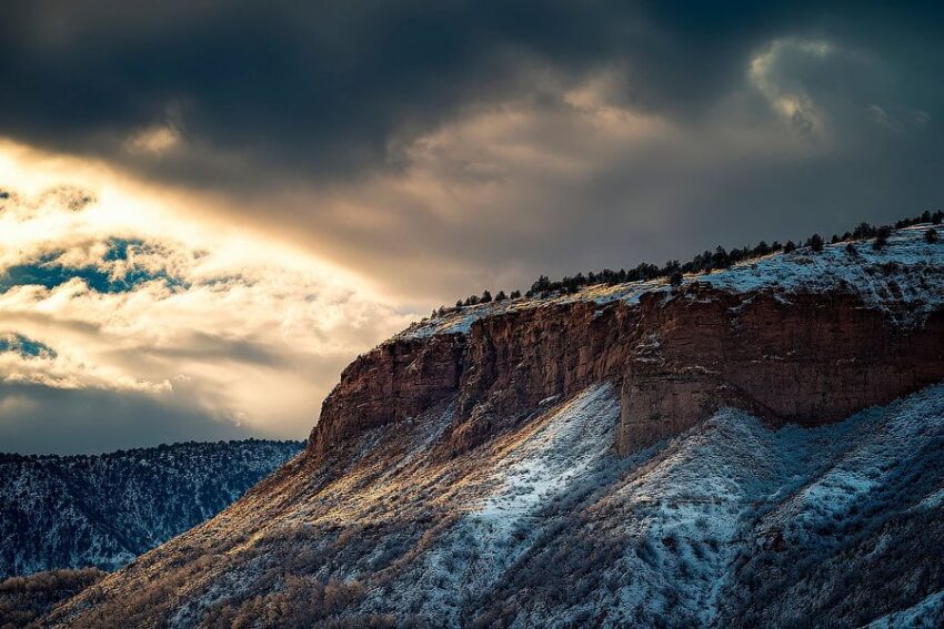 Winterlandschaft mit Schnee und Wolken
