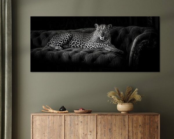 Eleganter Leopard auf Couch