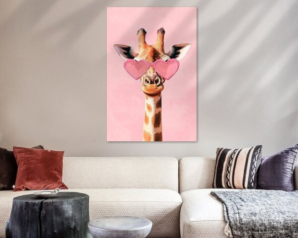 Giraffe mit Herz-Sonnenbrille