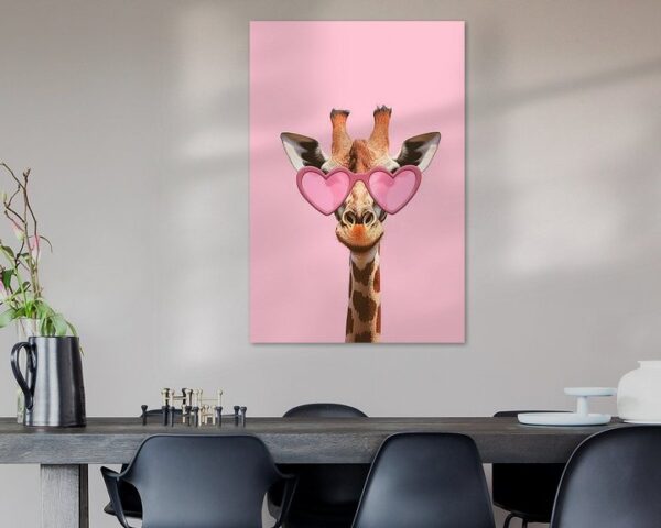 Giraffe mit herzförmigen Sonnenbrillen